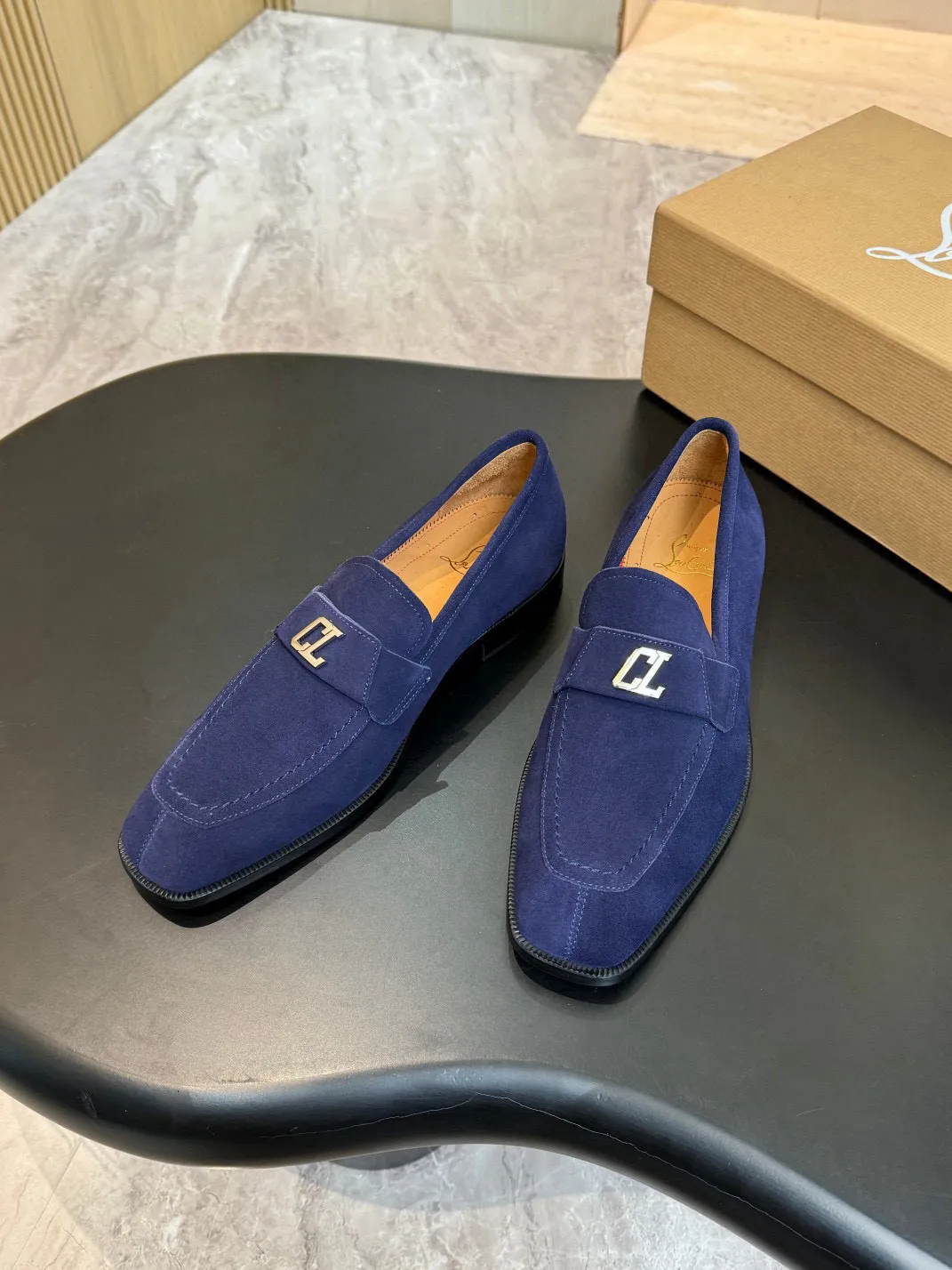 💰960 Christia*.Loubouti*🆑High-end men’s business formal leather shoes｜Classic red-soled shoes｜Original imported first-layer cowhide｜Iconic rivet decoration｜Water-dyed cowhide lining｜Italian imported red cowhide outsole｜High-end luxury｜Perfect interpretation of fashion, sunshine, style, suitable for various occasions Size: 39-44 (customized at 38.45.46)✅